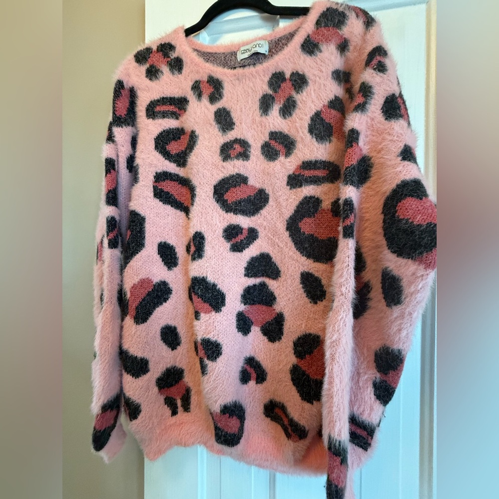 Ebby & I Pink Cheetah Fuzzy Scoop Neck Pullover Oversized Sweater Womens Size M